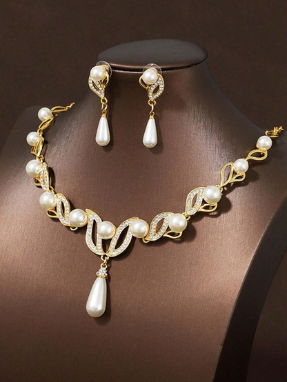 Set di collana e orecchini placcati in oro con perle